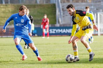 VFC Plauen zittert sich nach Tor des Ersatz-Kapitäns zum Heimsieg gegen Bischofswerda - Der Plauener Torschütze Matheus Beal (rechts) tanzt in dieser Szene aus dem Heimspiel am Samstag den Bischofswerdaer Tony Reh (links) aus.