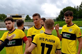 VFC rückt auf Platz 3 vor - Jugend forscht heißt es in dieser Saison beim Fußball-Oberligisten VFC Plauen. Die Kapitänsbinde trug am Sonntag der 22-jährige Kevin Walther (links). 