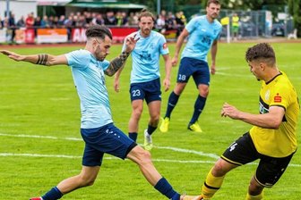 VFC schon unter Zugzwang - Ein Treffer von André Luge (links), hier im Zweikampf mit dem Plauener Valentin Sponer, hatte für den Fehlstart des VFC Plauen in die neue Oberliga-Saison gesorgt. Im Heimspiel gegen den VfL Halle 96 soll nun unbedingt der erste Dreier für die Vogtländer her.