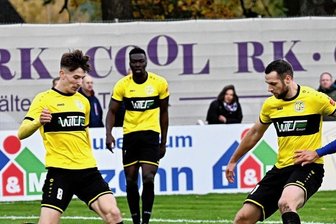 VFC strauchelt beim Angstgegner - Tim Limmer (am Ball) verlor mit seinem VFC Plauen mit 0:3 beim VfB Krieschow. Vor allem die Schiedsrichterentscheidungen sorgten bei den Vogtländern für Unmut.