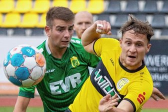 VFC-Stürmer gierig nach mehr - Ein guter Stürmer ist immer eher am Ball als sein Gegenspieler. Dass das bei Plauens Lucas Will (rechts) derzeit recht gut funktioniert beweisen seine elf Saisontore.