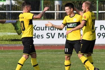 VFC-Sturmlauf erst in Schlussphase belohnt - Philipp Sovago holt sich die Glückwünsche für sein Tor zum 2:0 von seinen Mannschaftskameraden Patrick Grandner (links) und Philipp Dartsch (rechts) ab. Alle drei wurden in der zweiten Halbzeit eingewecheselt. 