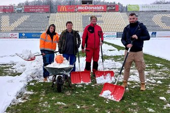 VFC trotzt Eis und Schnee: Spitzenspiel in der Oberliga kann über die Bühne gehen - Im Bild von links das VFC-Team mit Uwe Heinze, Jürgen Korndörfer und Mario Geyer sowie Tim Korndörfer vom Fanprojekt Plauen-Vogtland während der Schneeberäumung im Anstoßkreis des Vogtlandstadions.