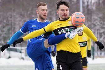 VFC überzeugt erst in der zweiten Hälfte - Augen zu und durch: Plauens Daniel Heinrich setzt sich hier gegen seinen Gegenspieler durch. Erst in der zweiten Halbzeit drehte der VFC auf und das Spiel zu einem deutlichen 6:2-Heimsieg. 