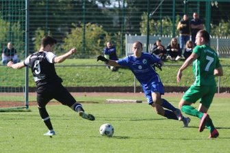 VFC und Merkur verlieren: Keine Vogtländer mehr im Sachsenpokal - Markkleebergs vierfacher Torschütze Eric Berger (links) trifft in dieser Szene zum 3:1 für die Kickers, Merkur-Keeper Toni Lohse sowie Florian Heydeck (rechts) können nur zusehen. 