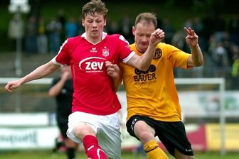VFC zufrieden, FSV glücklich - Zweikampf zwischen dem Zwickauer Oliver Genausch (links) und dem Plauener Sascha Thönelt.