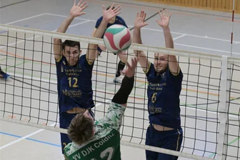 VfL Wildenfels holt in der Volleyball-Sachsenklasse trotz personeller Engpässe die volle Punktzahl - Du kommst hier nicht vorbei: Die Wildenfelser Marcel Ehrler (links) und Marcel Mischner (rechts) steigen zum Block hoch.