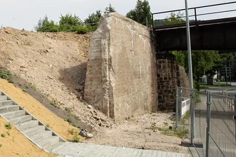 Viadukt in Schwarzenberg bleibt eine Baustelle - Der Flügel dieser Stützwand zur Eisenbahnbrücke des Gleisstrangs nach Annaberg muss komplett neu geplant werden, heißt es. 