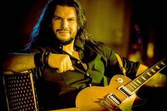 Vicente Patiz freut sich aufs Konzert im Erzgebirge und präsentiert dort seinen eigenen Gin - Vicente Patiz tourt mit seinen Gitarren und unzähligen Instrumenten durch die Lande.