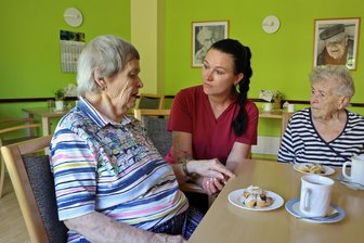 Victorias Herzens-Job im Pflegeheim Oberlungwitz: Zeit haben, auch wenn Stress ist - Ein kurzer Plausch muss sein: Pflegeassistentin Victoria Groth mit zwei Bewohnerinnen des Awo-Pflegeheims in Oberlungwitz.