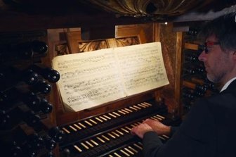 Video aus Dom bringt Musik in die Stuben - Domkantor Albrecht Koch spielte weihnachtliche Werke von Johann Sebastian Bach und anderen Komponisten.