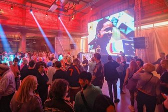 Video-Disko mit dem Chemnitzer DJ Dirk Duske: Für eine Nacht zurück in den 80er-Jahren - Im Kraftverkehr in Chemnitz tanzten am Samstagabend Hunderte zu Musik der 80er-Jahre.