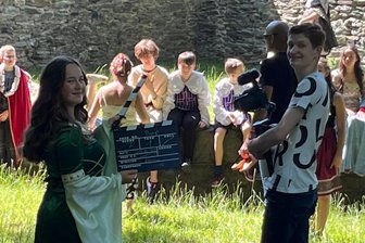 Video-Dreh in Mylau: So rocken Schüler die Burg - Burg-Song, Klappe, Aufnahme läuft. Die Mylauer Schüler mit Filmer Louis Pampel aus Neumark.