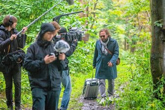 Video nimmt Klischees über das Erzgebirge aufs Korn - und wird zum Klick-Hit - In die Rolle des Außenreporters schlüpfte Schauspieler Johannes Kühn - hier bei Dreharbeiten im Wald.