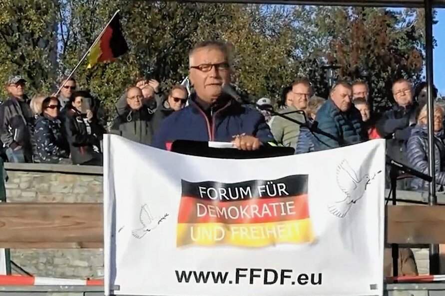 Video von Hetze bei Plauener Demo: Protestforscher spricht von Identitätsstiftung - Ob der angeblich aus Zwönitz stammende, hetzende Redner bei der Demonstration in Plauen seinen echten Namen angab, prüft die Staatsanwaltschaft derzeit.