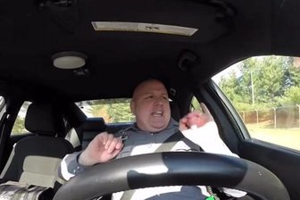 Video von singendem Polizisten millionenfach angeklickt -