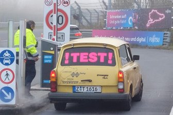 Video von Vogtland-Trabi 200.000-mal geklickt - was da auf dem Nürburgring abging - Boxenstopp am Nürburgring. Der Trabi GTI-16 V spulte in der „grünen Hölle“ 2000 Kilometer ab. Dabei gingen ein Satz Reifen und zwei Sätze Bremsbeläge drauf. Den Kurs hatten die Sachsen an der Playstation einstudiert.