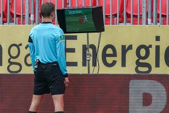 Videobeweis in Liga drei? Aues Trainer Pavel Dotchev braucht das nicht - Schiedsrichter Benjamin Cortus Schiedsrichter konsultiert im November 2020 bei der Zweitligapartie zwischen dem SV Sandhausen und Erzgebirge Aue den Videobeweis. Beide Vereine treffen sich nun in der 3. Liga wieder, einen VAR gibt es da (noch) nicht.