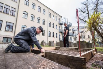 Videocall nach Afrika: Schule im Erzgebirge knüpft erste Kontakte nach Uganda - Aaron Baumgarten (links) und Willy Siegel arbeiten am Fundament des Pizza-Ofens – eine Idee von Schülern zur Bereicherung des Schulhofes der Oberschule in Eibenstock.