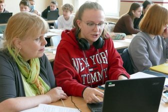 Videochat statt Reisebus: Schüler zu Besuch in Frankreich - Im Beisein von Lehrerin Kathrin Wach-Rangous genoss auch Maxima Wagner den digitalen Austausch mit den französischen Schülern.