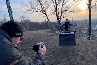 Videodreh hoch über Freiberg: Paige67 kreiert Remix mit atemberaubendem Ausblick - Videodreh mit DJ und Produzent Paige67 und Kameramann Daniel Baumgart am späten Sonntagnachmittag auf der Alten Elisabeth in Freiberg.