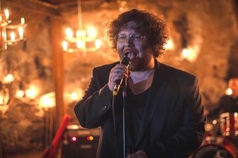 Videopremiere in Freiberg: Das Steigerlied rockt den Obermarkt - Kristian „Stojanov“ Schulze singt im mit Kronleuchtern illuminierten Markus-Röhling-Stolln bei Annaberg das rockige Steigerlied.