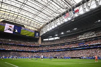 Videoschiri sorgt bei WM mit umstrittener Geste für Aufsehen - Beim Spiel des DFB-Teams gegen Curaçao löste ein Video-Schiedsrichter Irritationen aus.