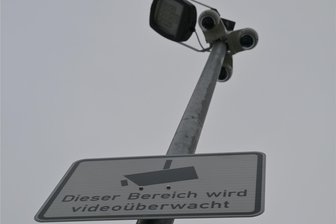 Videoüberwachung in Westsachsen: Warum eine Kleinstadt den Schulsportplatz ins Visier nimmt - Das Freizeitgelände am Eisstadion in Hartenstein wird videoüberwacht. Nachdem Sachbeschädigungen am Schulsportplatz zugenommen haben, will die Stadt die Überwachung auf das Schulgelände ausdehnen – außerhalb des Unterrichts.