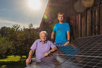 Viel Ärger um 300 Euro Fördergeld für Balkonkraftwerke in Sachsen - Diese Balkonsolaranlage hätte Familie Neundorf gern von der Sächsischen Aufbaubank gefördert. Doch obwohl Tobias Neundorf seinen Vater Helmut unterstützt hat, sind die beiden am digitalen Registrierungs- und Antragsprozess gescheitert.