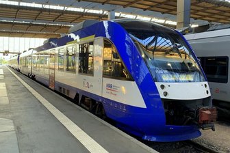 Neben lokbespannten Zügen kommen auf der Strecke Chemnitz-Leipzig auch Dieseltriebfahrzeuge vom Typ Alstom Lint zum Einsatz. An Wochenenden verkehren die Lints in Dreifachtraktion, also mit drei aneinandergekoppelten Triebwagen. 390 Sitzplätze stehen dadurch pro Fahrt zur Verfügung.