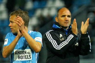 Viel Aufwand, kein Ertrag - CFC sucht Wege aus der Krise - Applaus für die lautstarke Unterstützung aus der Fankurve: Dennis Grote und Sportvorstand Steffen Ziffert nach der 1:2-Heimniederlage gegen Fortuna Köln.
