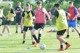Viel Ballarbeit und Daumendrücken - Auf dem Platz der Einheit rollt wieder täglich der Ball. Die A-Junioren des BSC Freiberg um Trainer David Kirsch (hinten) trainieren seit Dienstag in vollem Umfang. Um vorherige Tests hat sich der Übungsleiterstab natürlich gekümmert, erklärt der BSC-Coach.