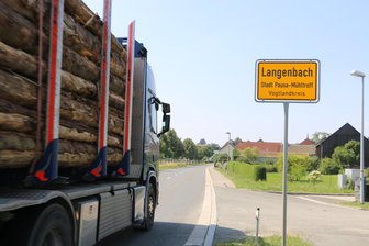 Viel befahrene Bundesstraße im Vogtland ab Montag an der Landesgrenze zu Thüringen voll gesperrt - Die B 282 durch Langenbach wird wegen Straßenbau mehrere Wochen für den Verkehr gesperrt.