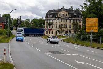 Viel befahrene Mc-Donald’s-Kreuzung in Aue bald Baustelle: Das müssen Autofahrer wissen - Zwischen dem 1. und dem 26. Juli wird an der sogenannten Mc-Donald’s-Kreuzung in Aue gebaut. Hier kommt es zu Sperrungen, die insbesondere die Autofahrer treffen werden, die den Autobahnzubringer Richtung Chemnitz nutzen.