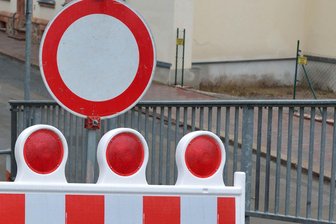 Viel befahrene Ortsdurchfahrt in Falkenau plötzlich voll gesperrt - Die Ortsdurchfahrt in Falkenau ist seit Freitag überraschend voll gesperrt.