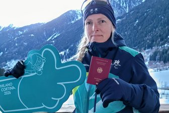 Viel Betrieb im olympischen Fundbüro: Wie eine Erzgebirgerin in Italien zur Glücksfee wird - Einem Ehepaar aus Wolkenstein konnte Manuela Kruppa mit einem gefundenen Reisepass helfen.