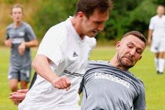 Viel Bewegung - auf dem Rasen und im Kader - Nick Reinhold (rechts), hier im Zweikampf mit dem Lichtensteiner Dominic Oertel, traf im Testspiel für den OSV.
