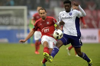 Viel Engagement, aber kein Ertrag - Zwickaus Kapitän Toni Wachsmuth (links) im Duell mit dem Osnabrücker Torschützen des Tages, Kwasi Okyere Wriedt.