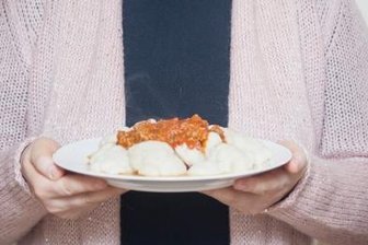 Viel Fett, null Kohlenhydrate - Ulrike Kranz aus Dresden hat drei Wochen lang komplett auf Kohlenhydrate verzichtet - und dadurch fünf Kilogramm abgenommen: "Die ersten drei Tage waren heftig: Ich fühlte mich wie auf Entzug, war kribbelig und übellaunig, hatte Heißhunger auf Pasta, Süßes und Brötchen, aber das ebbte dann ab. Ich wusste ja, dass mir der Zucker und das Mehl auch körperlich fehlen würden nach Jahren, in denen ich selbst abends reichlich Pasta oder Brot gegessen habe. Nach zwei, drei Tagen fühlte ich mich aber besser, nach vier schon sehr gut und sehr wach. Inzwischen esse ich zwar wieder Kohlenhydrate, ein Brötchen zum Frühstück oder Kartoffeln zum Mittagessen. Aber abends bin ich bei No carb geblieben: Kürzlich etwa habe ich mir Rinderhack gebraten. Gut gewürzt mit Chili schmeckt es mit Blumenkohlröschen klasse. Fast besser als mit Pasta."