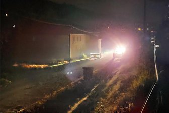 Viel Frust in Zwota: Wie sich Autofahrer auf der dunkelsten Baustelle des Vogtlands in Gefahr begeben - Die Nacht zum Donnerstag war in Zwota bereits die dritte in Folge ohne Straßenbeleuchtung. Trotzdem passierten zahlreiche Fahrzeuge die eigentlich gesperrte Baustelle auf der B 283, die in völliger Dunkelheit liegt.