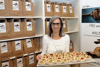 Viel Gefühl für Brot - Martina Faßbender in ihrem Geschäft mit einem Tablett Laerchen, wie sie ihre Lerchen nennt.