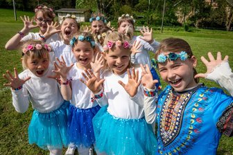 Viel „Gute Laune“ und Schleppertreffen: Döhlen feiert Dorffest - Die Fünkchen des Karneval-Club Rochlitz (KCR) tanzten zum Song „Gute Laune“ des Musikduos Großstadt-Engel.