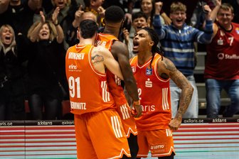 Viel Krampf und ganz viel Kampf: Niners Chemnitz gewinnen dramatisches Heimspiel gegen die MLP Academics Heidelberg - Corey Davis wird nach seinem Treffer zum Sieg von Yordan Minchev getragen und von Nike Sibande angeschrien.
