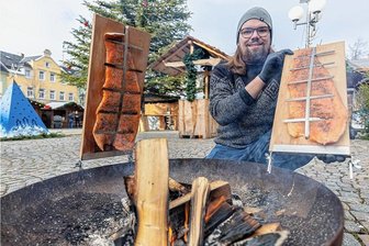 Viel Lob für Auerbacher Weihnachtsmarkt - aber: "Abends etwas länger auf, das wäre schön" - "Glögg auf!" Im Zelt von Lukas Lenk gibt es skandinavischen Glögg. Vor dem Zelt bereitet er über dem Feuer Norwegischen Flamlachs. An manchen Abenden will Lenk den Markt mit etwas Hüttengaudi beleben.