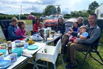 Viel Lob für Campingplatz: So lief der Sommer an der Talsperre Pöhl - Romy Götzelt, Andrea Heinze, Finja Hesse, Andreas Heinze und Thomas Bergmann (von links) gehörten zu den Campern, die in dieser Saison bei durchwachsenem Wetter an der Talsperre Pöhl Urlaub machten.