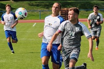 Viel Lob für den Aufsteiger - Reichenbachs Kapitän Pascal Kästner (rechts) gewinnt hier sein Laufduell mit dem Glauchauer Max Gehrmann. 