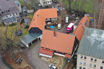 Viel los in der Gräfenmühle in Neukirchen: Kulturscheune feiert Premiere, Hofkonzert und Naturmarkt - Das Gelände der Gräfenmühle in Neukirchen aus der Luft.