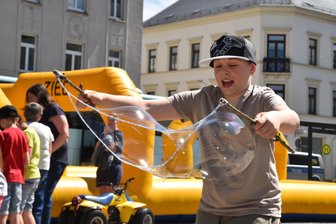 Viel los zum Kinderfest auf dem Oelsnitzer Markt - Diego hatte beim Kinderfest auf dem Oelsnitzer Marktplatz viel Spaß mit Seifenblasen.