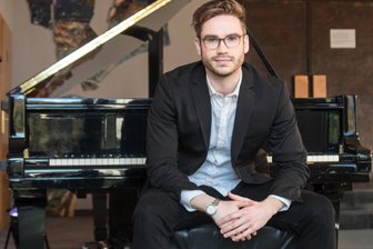 Viel mehr als nur ein „Heißer Sommer“: Theater erinnert an bekannten Komponisten - Lukas Natschinski gibt am Sonntag ein Gastspiel im Eduard-von-Winterstein-Theater.