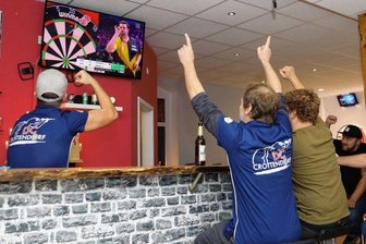 Viel mehr als nur ein Kneipensport - Thomas Löser, Mario Bartels, Franz Schwind, Kevin Viol und Tobias Pügner (v. l.) vom Dartsclub Crottendorf fiebern in ihrem Vereinsraum mit Gabriel Clemens mit. Trotz starker Vorstellung verlor der Saarländer sein Halbfinale allerdings gegen den späteren Weltmeister Michael Smith.